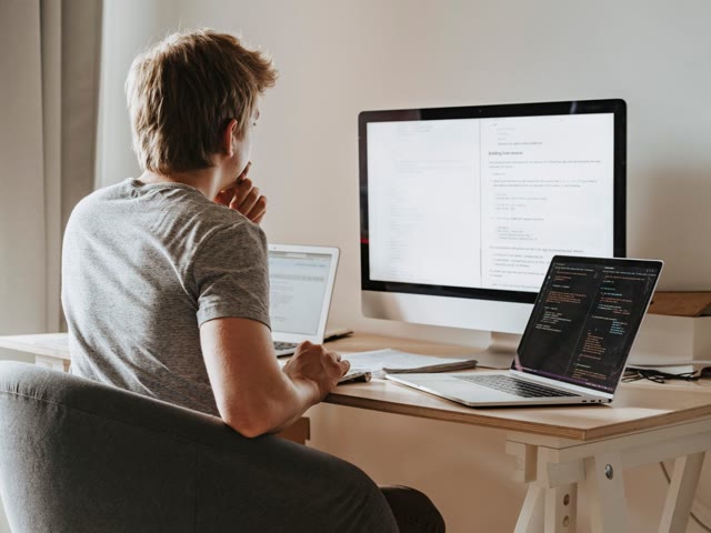 Aan het werk aan een website